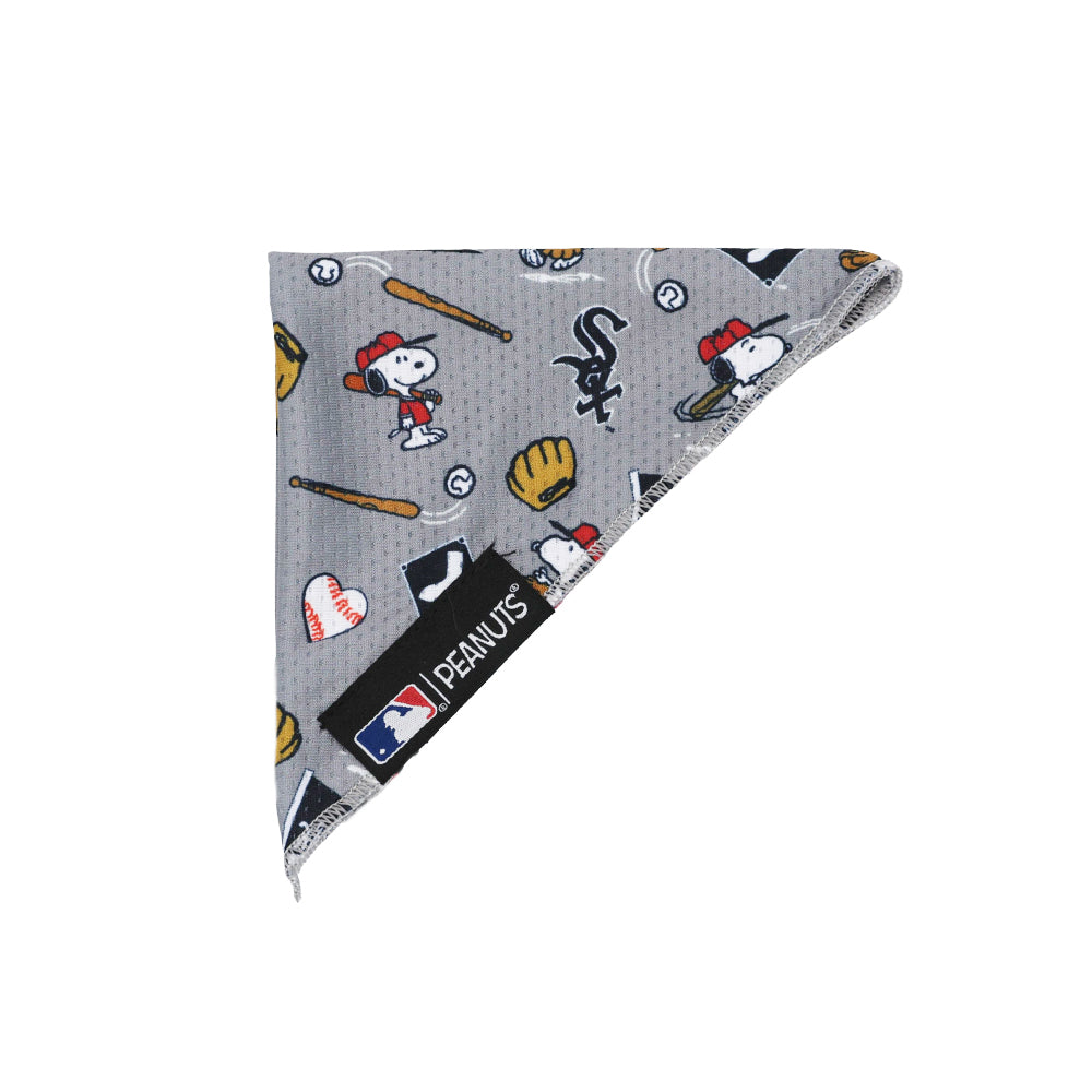 The Sassy Woof Dog Bandana - MLB™ x Peanuts™ Chicago White Sox™ is a gray, triangular mesh bandana featuring Snoopy and baseball-themed Peanuts illustrations, plus White Sox logos on a black tag.