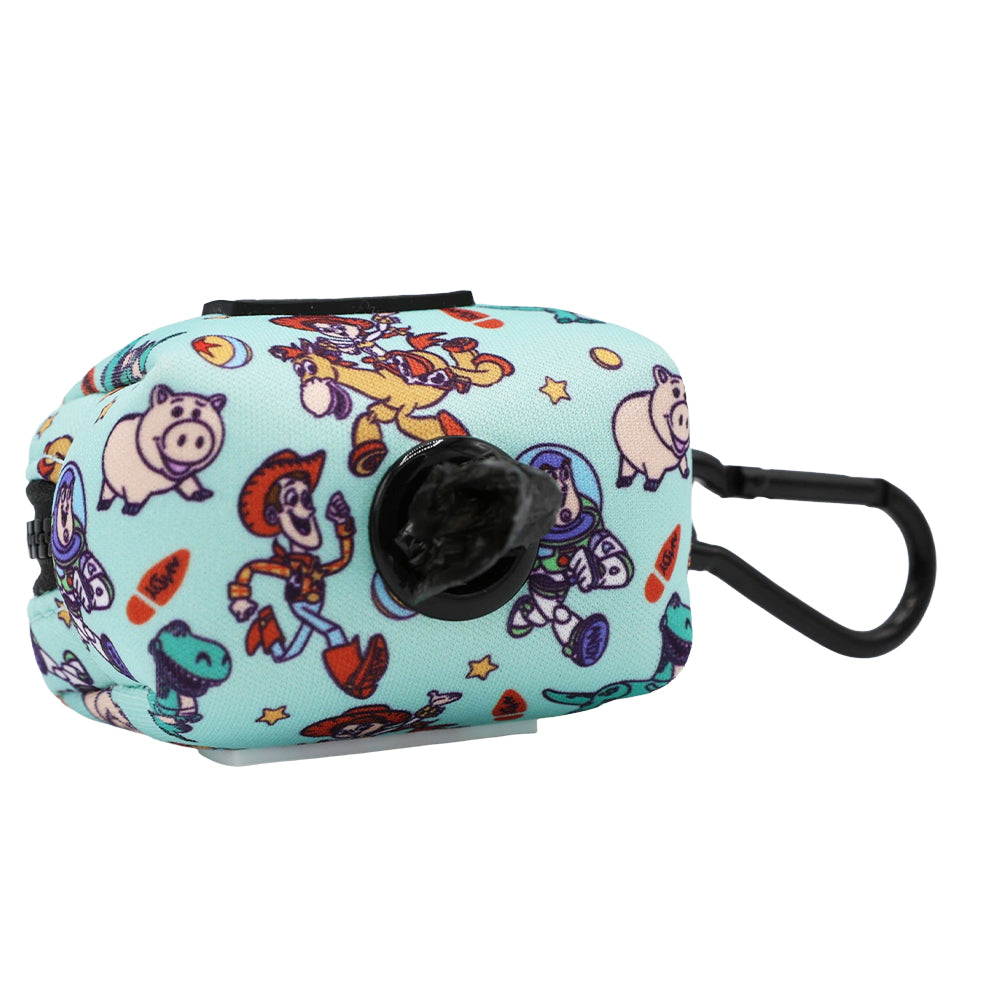 The Sassy Woof Dog Waste Bag Holder – Disney and Pixar’s Toy Story features a light blue design with Woody, Buzz Lightyear, Jessie, Rex, and Hamm. It includes a black clip and bag for easy walks.